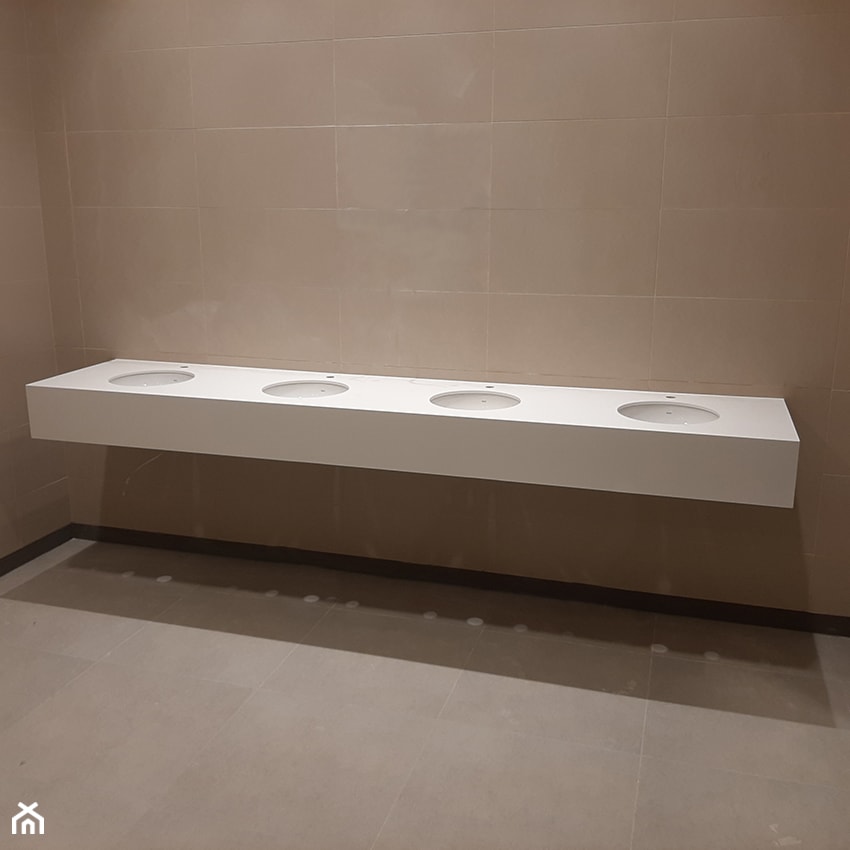 Blaty kompozytowe z otworami pod umywalki podwieszane, do łazienki stacji paliw - Wnętrza publiczne, styl minimalistyczny - zdjęcie od blaty.eu - producent wyrobów z solid surface - Homebook