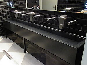 Umywalki z odpływem szczelinowym do restauracji (solid surface) - Wnętrza publiczne, styl nowoczesny - zdjęcie od blaty.eu - producent wyrobów z solid surface