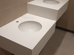 Blaty kompozytowe z otworami pod umywalki podwieszane, do łazienki stacji paliw - Wnętrza publiczne, styl minimalistyczny - zdjęcie od blaty.eu - producent wyrobów z solid surface