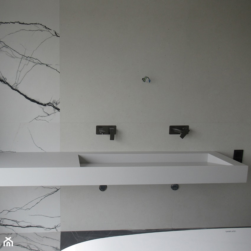 Umywalka łazienkowa z odpływem liniowym zintegrowana z blatem 270x50x15cm - Łazienka, styl nowoczesny - zdjęcie od blaty.eu - producent wyrobów z solid surface - Homebook