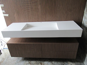 Umywalka z odpływem liniowym, wykonana z konglomeratu mineralnego - Łazienka, styl nowoczesny - zdjęcie od blaty.eu - producent wyrobów z solid surface