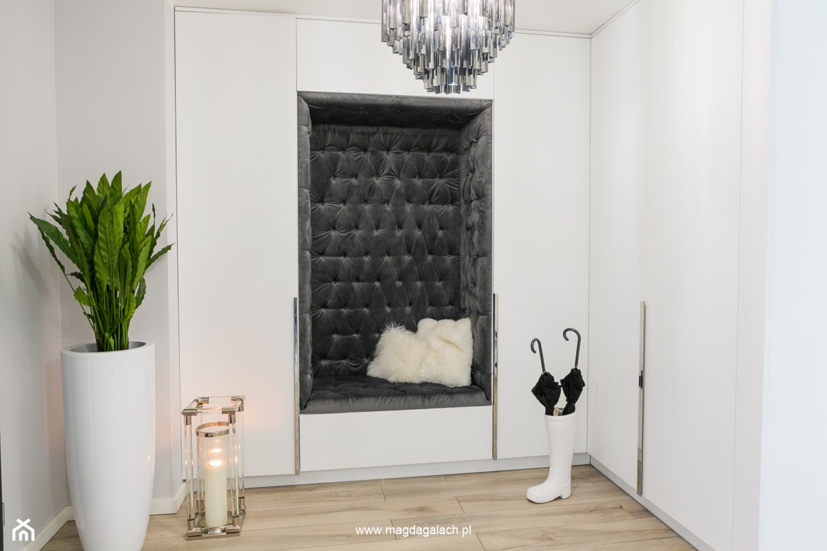 Nowoczesny przedpokój z tapicerowanym siedziskiem - zdjęcie od MG Wnętrza Magdalena Gałach | Projektant wnętrz - Homebook