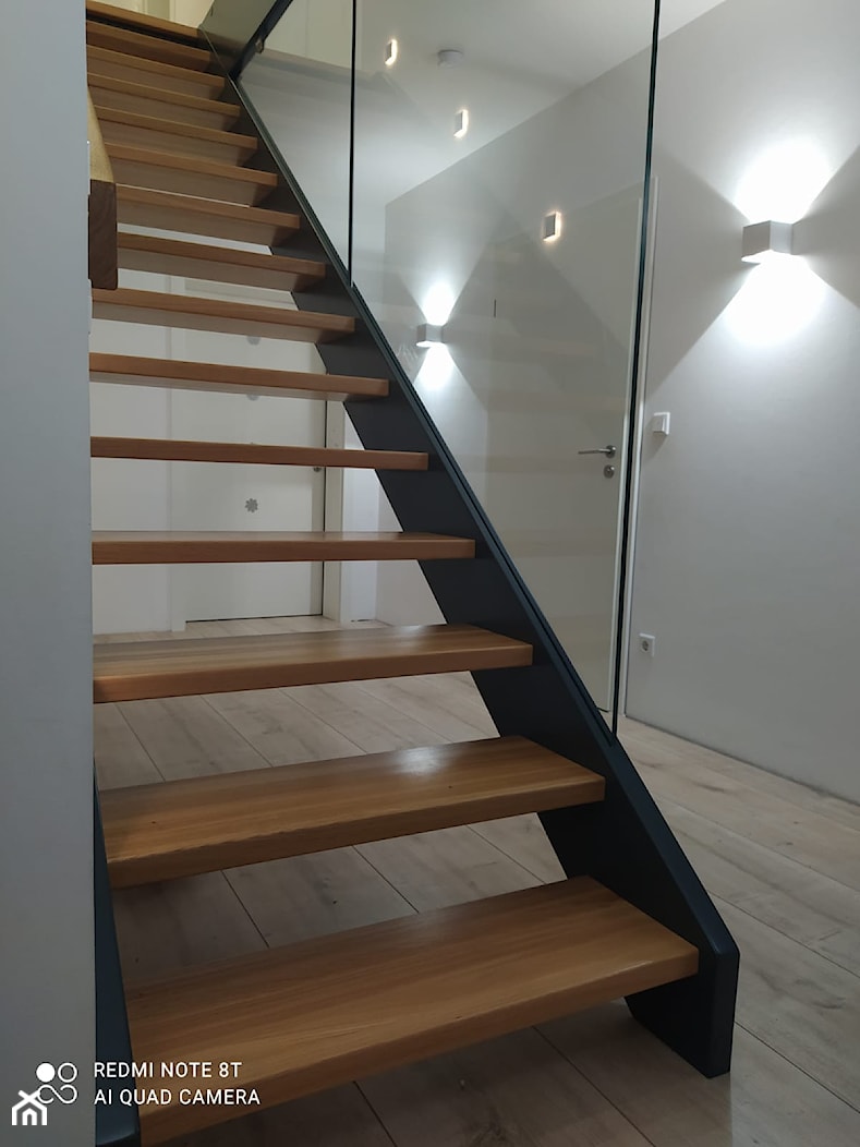 schody policzkowe ażurowe z metalowymi wangami i szybą - zdjęcie od Brysch Schody - Homebook
