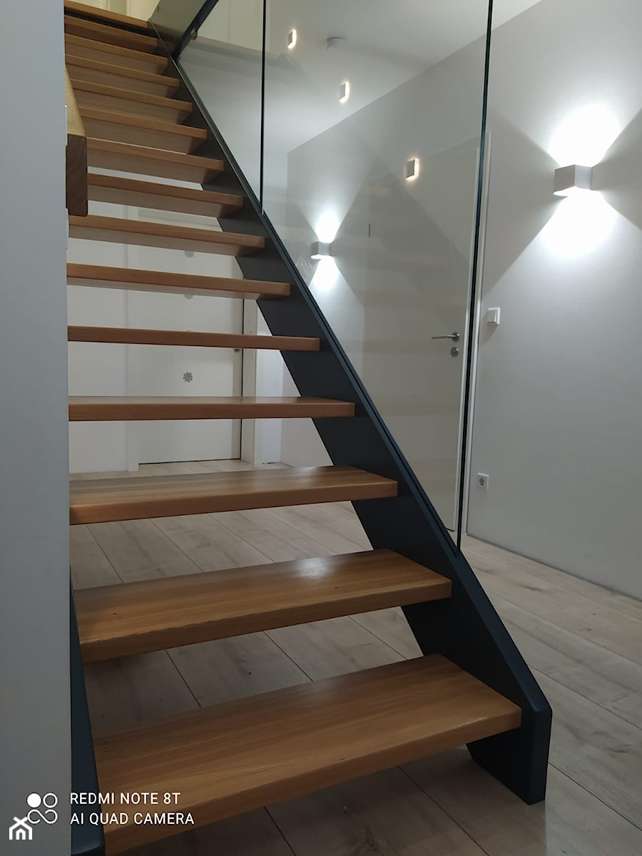 schody policzkowe ażurowe z metalowymi wangami i szybą - zdjęcie od Brysch Schody