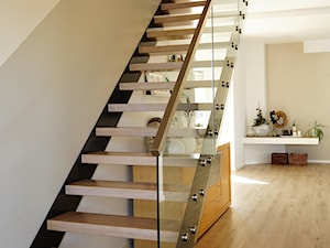 schody dębowe wybielane policzkowe ażurowe ze szklaną balustradą - zdjęcie od Brysch Schody
