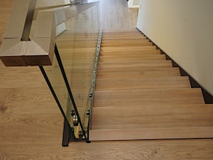 schody dębowe wybielane policzkowe ażurowe ze szklaną balustradą - zdjęcie od Brysch Schody