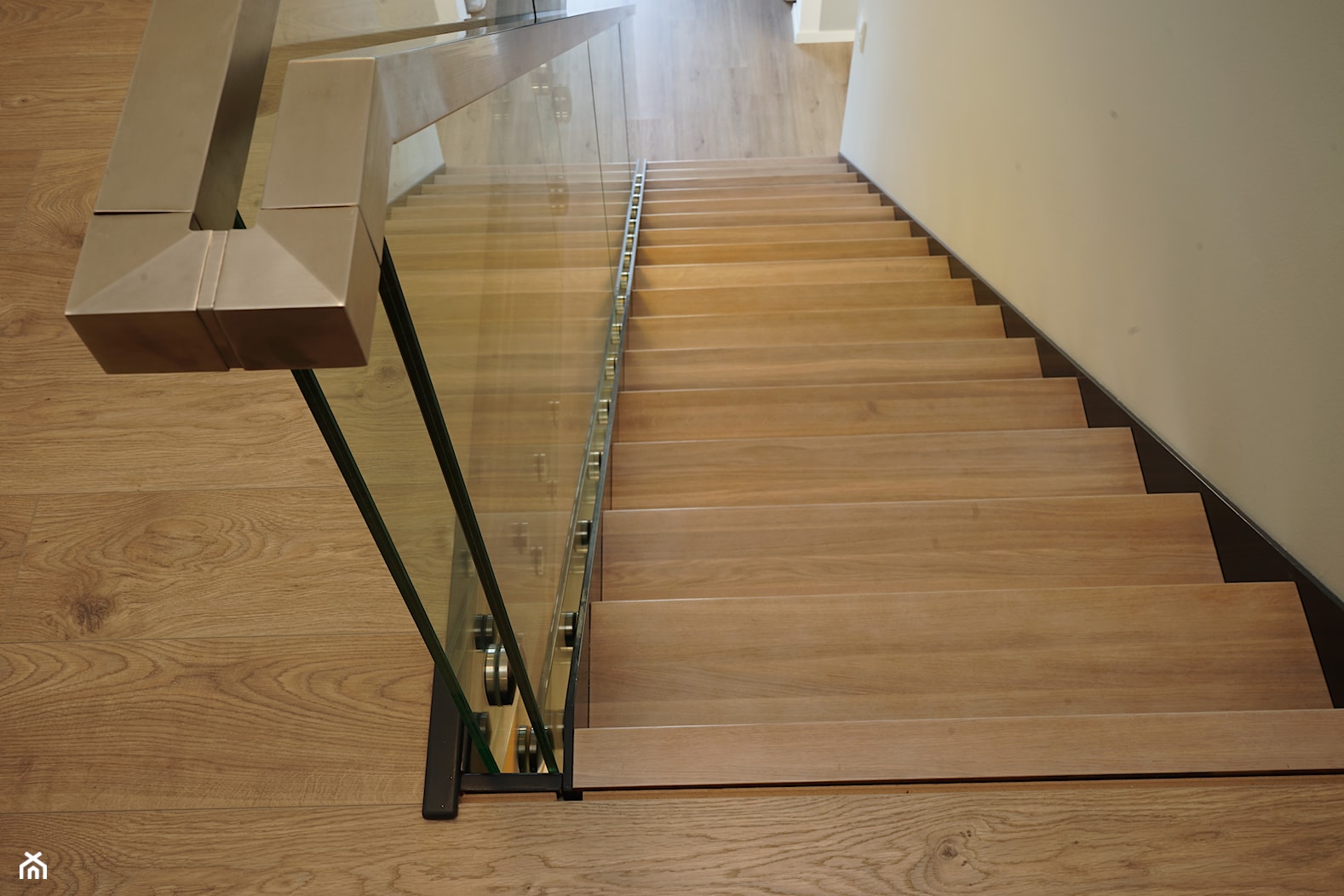 schody dębowe wybielane policzkowe ażurowe ze szklaną balustradą - zdjęcie od Brysch Schody - Homebook