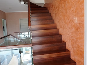 schody dywanowe z drewna Merbau ze szklaną balustradą - zdjęcie od Brysch Schody