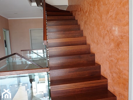 Aranżacje wnętrz - Schody: schody dywanowe z drewna Merbau ze szklaną balustradą - Brysch Schody. Przeglądaj, dodawaj i zapisuj najlepsze zdjęcia, pomysły i inspiracje designerskie. W bazie mamy już prawie milion fotografii!