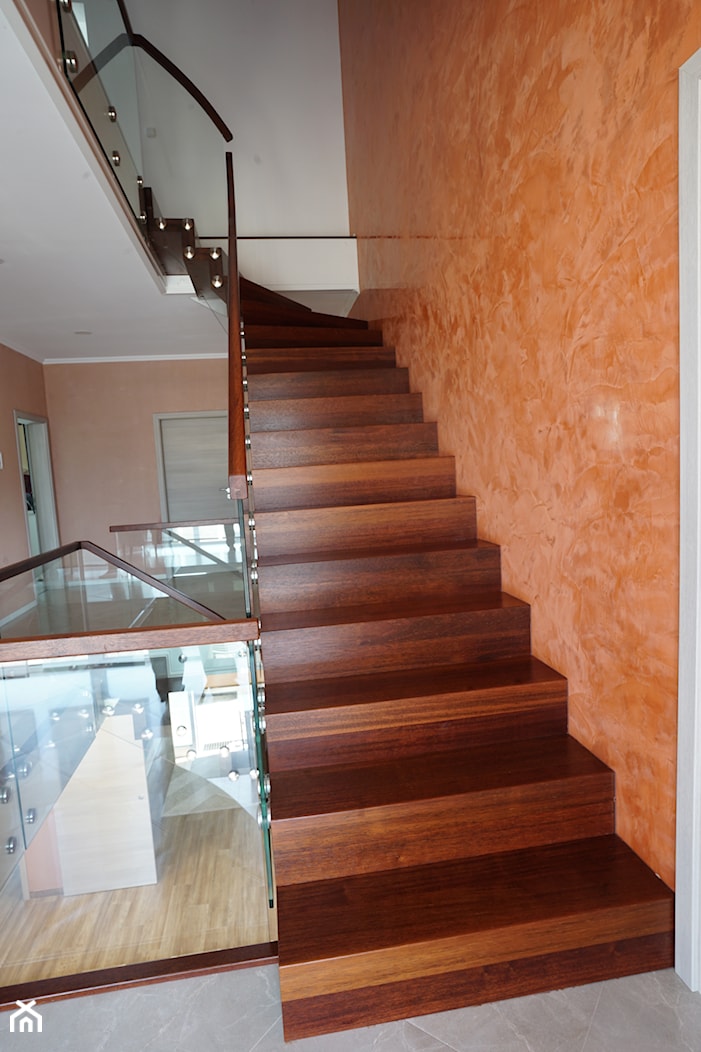 schody dywanowe z drewna Merbau ze szklaną balustradą - zdjęcie od Brysch Schody - Homebook