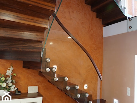 Aranżacje wnętrz - Schody: schody dywanowe z drewna Merbau ze szklaną balustradą - Brysch Schody. Przeglądaj, dodawaj i zapisuj najlepsze zdjęcia, pomysły i inspiracje designerskie. W bazie mamy już prawie milion fotografii!