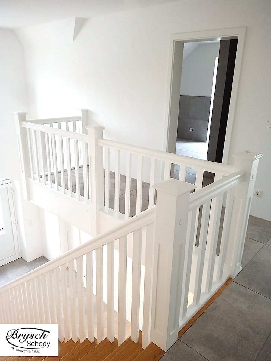 schody dębowe z białą balustradą - zdjęcie od Brysch Schody