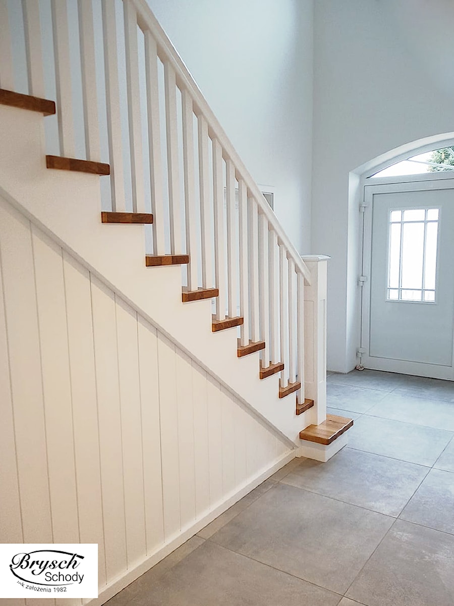 schody dębowe z białą balustradą - zdjęcie od Brysch Schody