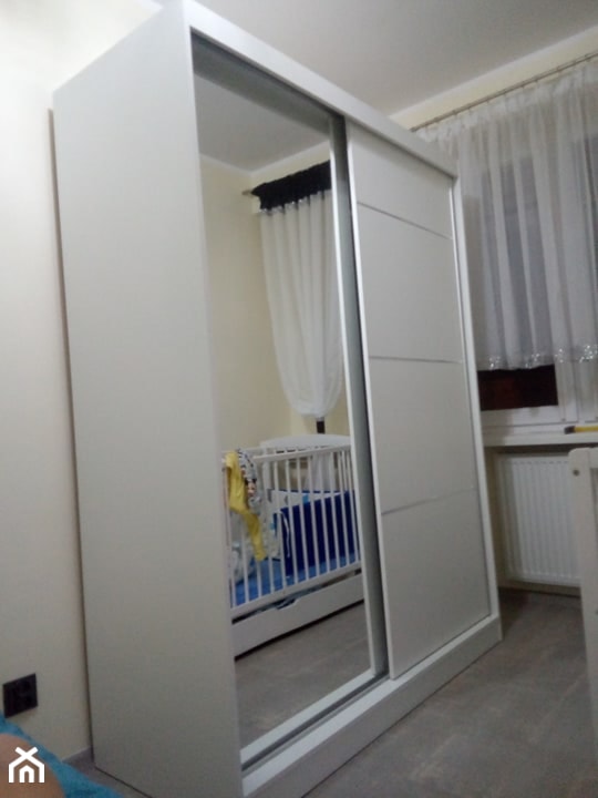 Biała szafa do sypialni z lustrem - zdjęcie od M Fortuna - Homebook