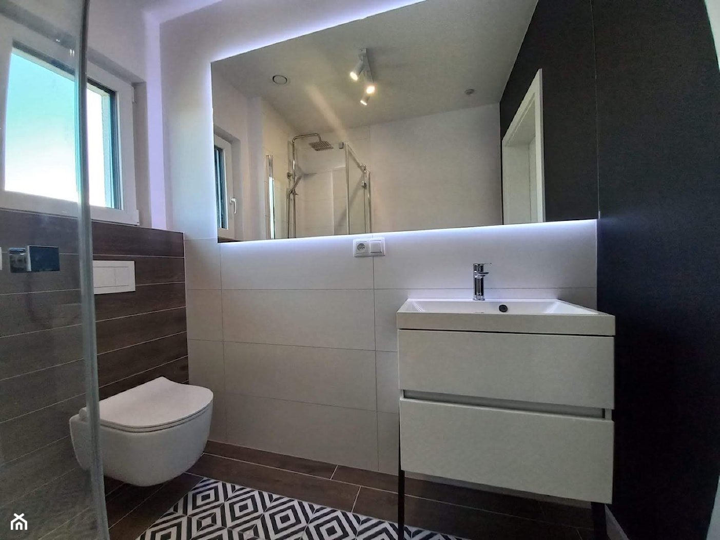 czarno - biała łazienka - zdjęcie od Projektowanie Wnętrz Bogusława Wawrzyniak - Homebook