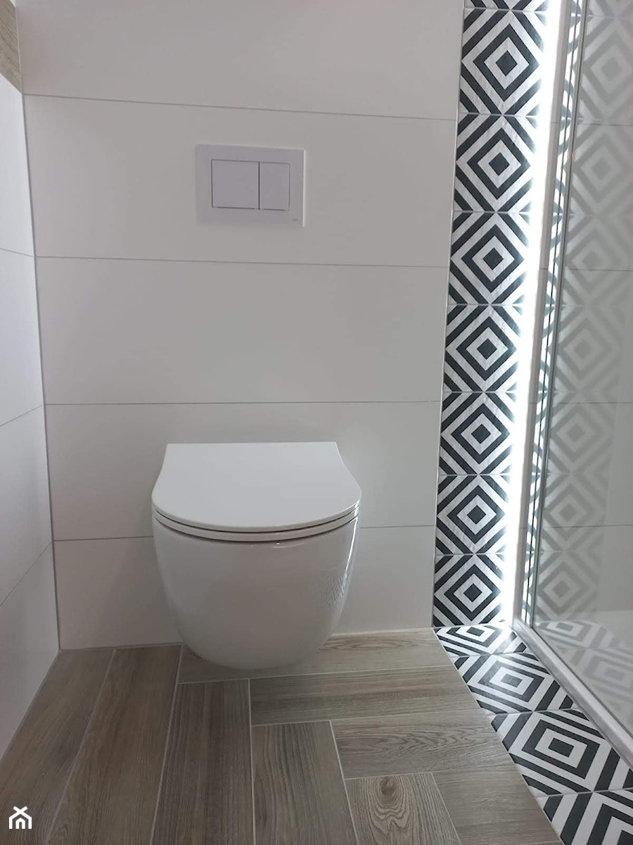 czarno - biała łazienka - zdjęcie od Projektowanie Wnętrz Bogusława Wawrzyniak