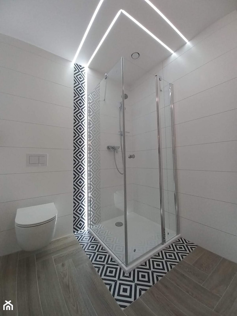 czarno - biała łazienka - zdjęcie od Projektowanie Wnętrz Bogusława Wawrzyniak - Homebook
