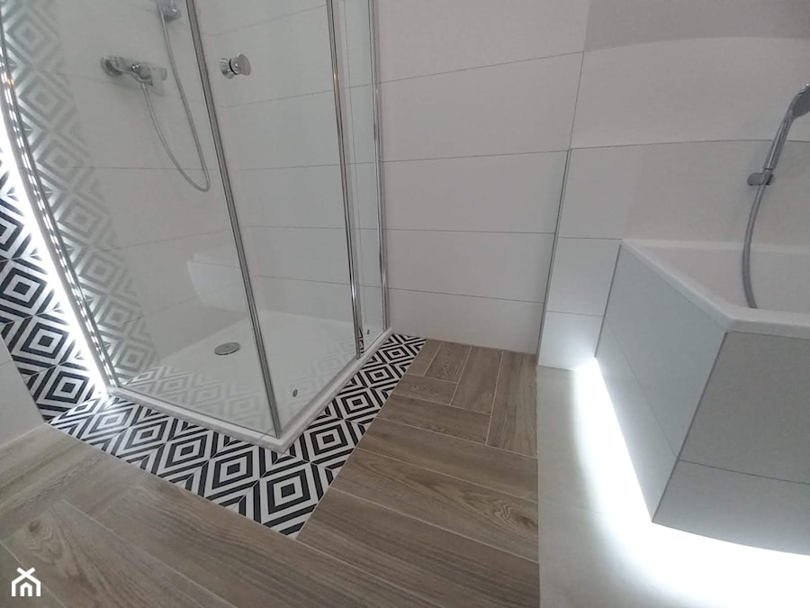 czarno - biała łazienka - zdjęcie od Projektowanie Wnętrz Bogusława Wawrzyniak
