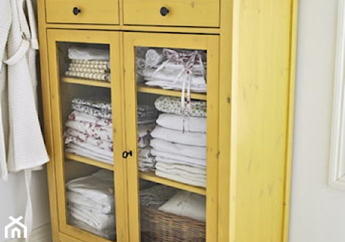 Szafka łazienkowa, czyli gdzie przechowywać ręczniki - Mała na poddaszu bez okna łazienka, styl skandynawski - zdjęcie od Conchita Home studio projektowe
