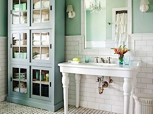 Szafka łazienkowa, czyli gdzie przechowywać ręczniki - Średnia z lustrem łazienka z oknem, styl vintage - zdjęcie od Conchita Home studio projektowe