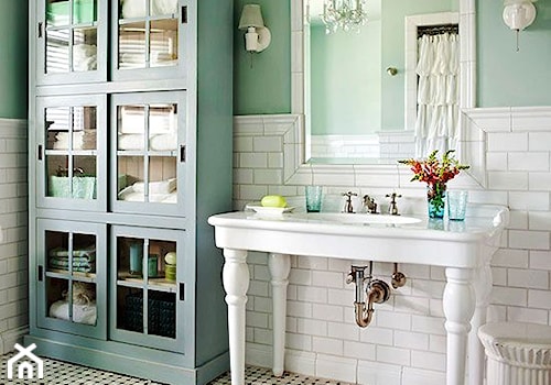 Szafka łazienkowa, czyli gdzie przechowywać ręczniki - Średnia z lustrem łazienka z oknem, styl vintage - zdjęcie od Conchita Home studio projektowe