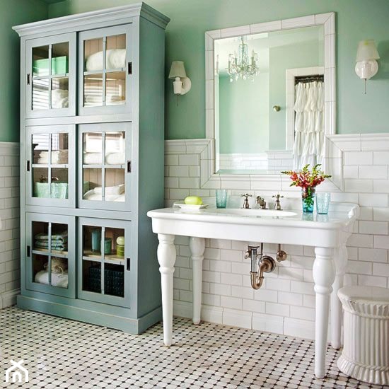 Szafka łazienkowa, czyli gdzie przechowywać ręczniki - Średnia z lustrem łazienka z oknem, styl vintage - zdjęcie od Conchita Home studio projektowe - Homebook