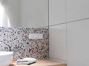 Szałwiowa szafka, kinkiet na lustrze - zdjęcie od Lekka Forma - pracownia projektowa