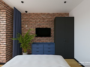 Sypialnia z cegłą i granatową komodą - zdjęcie od Lekka Forma - pracownia projektowa