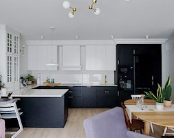 Salon z czarną kuchnią - zdjęcie od Lekka Forma - pracownia projektowa - Homebook