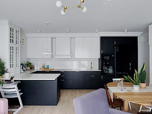 Salon z czarną kuchnią - zdjęcie od Lekka Forma - pracownia projektowa