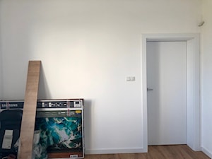 Widok na wejście do pokoju oraz na miejsce na szafę - zdjęcie od Monika Ciążyńska