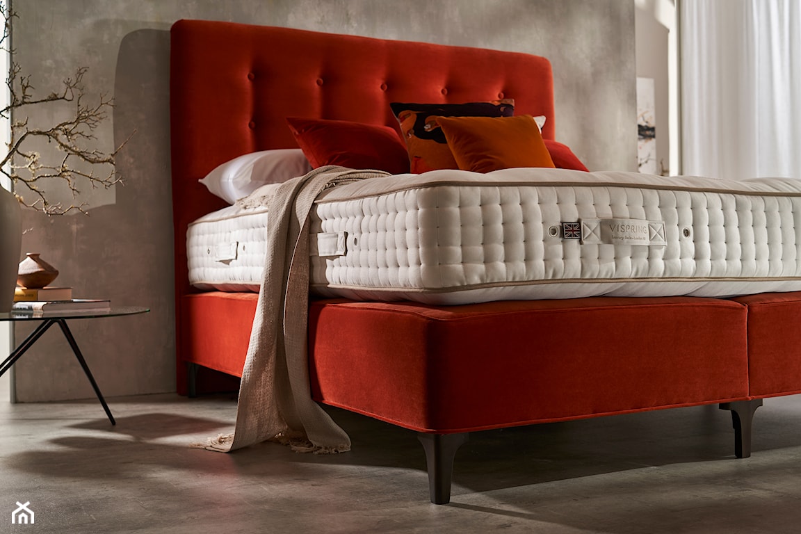 nowoczesna sypialnia, czerwone łóżko