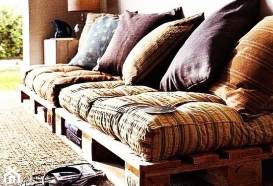 sofa z palet z miejscem na książki