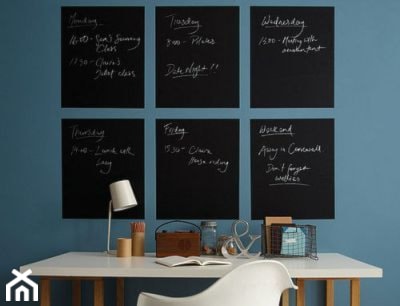 niebieska ściana, farba tablicowa na ścianie, białe biurko