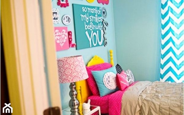 niebieskie ściany, różowa pościel, żółte łóżko, lampka z różowym abażurem