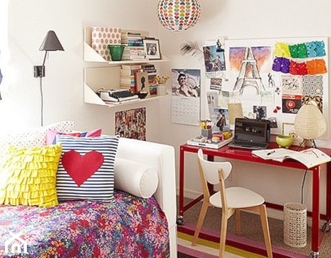 czerwone biurko, białe krzesło, biała sofa, poduszka w paski, żółta poduszka