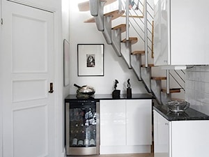 pomysłowe schody - Schody jednobiegowe zabiegowe drewniane metalowe, styl skandynawski - zdjęcie od Urszula77