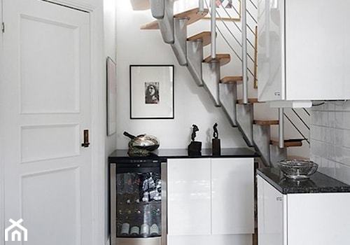 pomysłowe schody - Schody jednobiegowe zabiegowe drewniane metalowe, styl skandynawski - zdjęcie od Urszula77