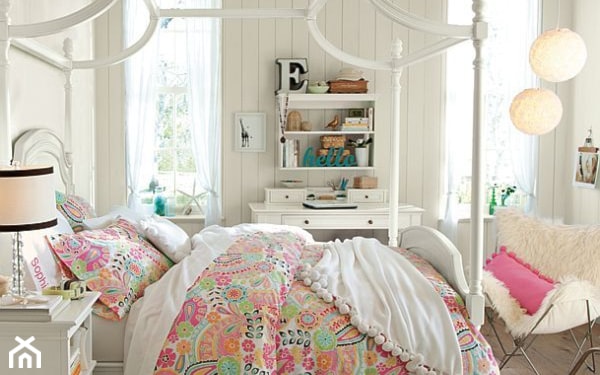łóżko z baldachimem, biała sofa, różowa poduszka, różnokolorowa pościel, białe panele na ścianach