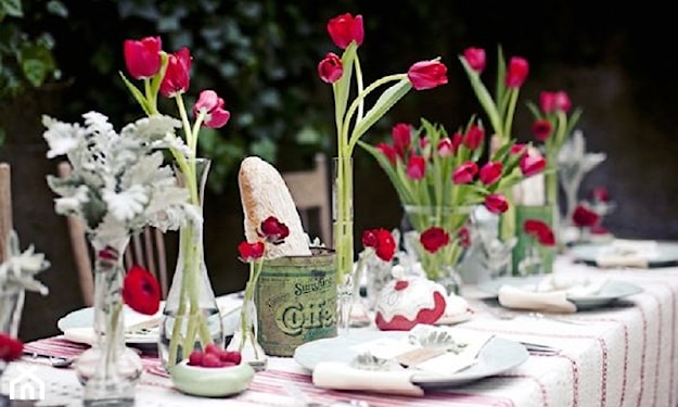 lniany obrus, białe talerze, przyjęcie w ogrodzie, świeże tulipany