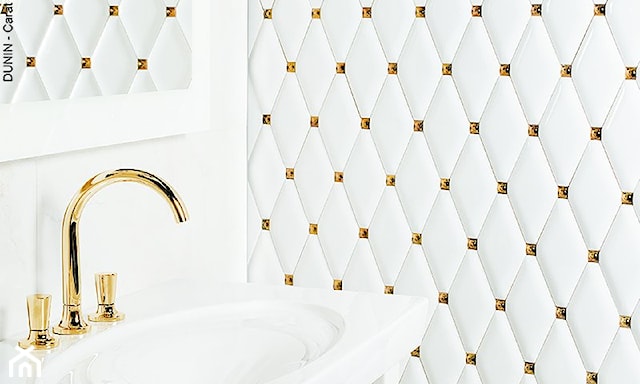 biało-złota mozaika w łazience w stylu art-deco