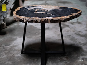 Stolik z blatem skamieniałe drewno - zdjęcie od Kubikon