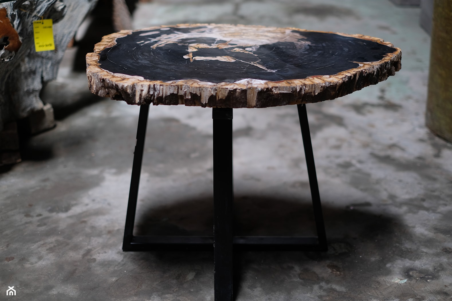 Stolik z blatem skamieniałe drewno - zdjęcie od Kubikon - Homebook