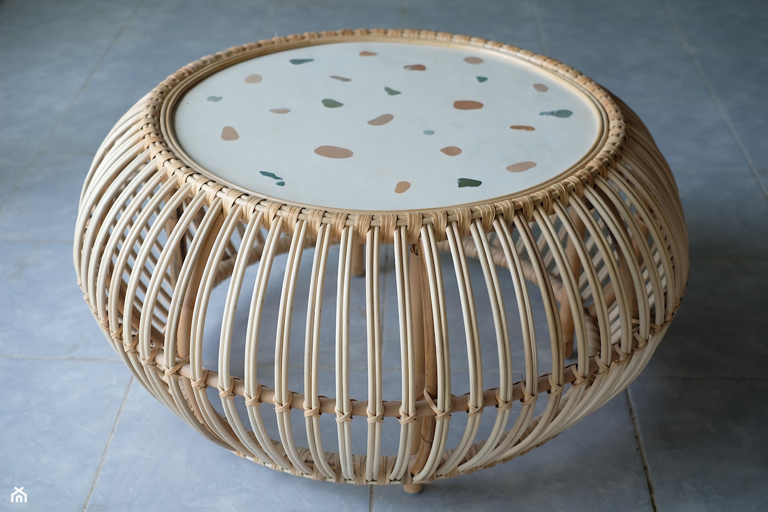 Okrągły stolik rattanowy - zdjęcie od Kubikon - Homebook
