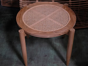 Drewniany stolik z rattanem - zdjęcie od Kubikon
