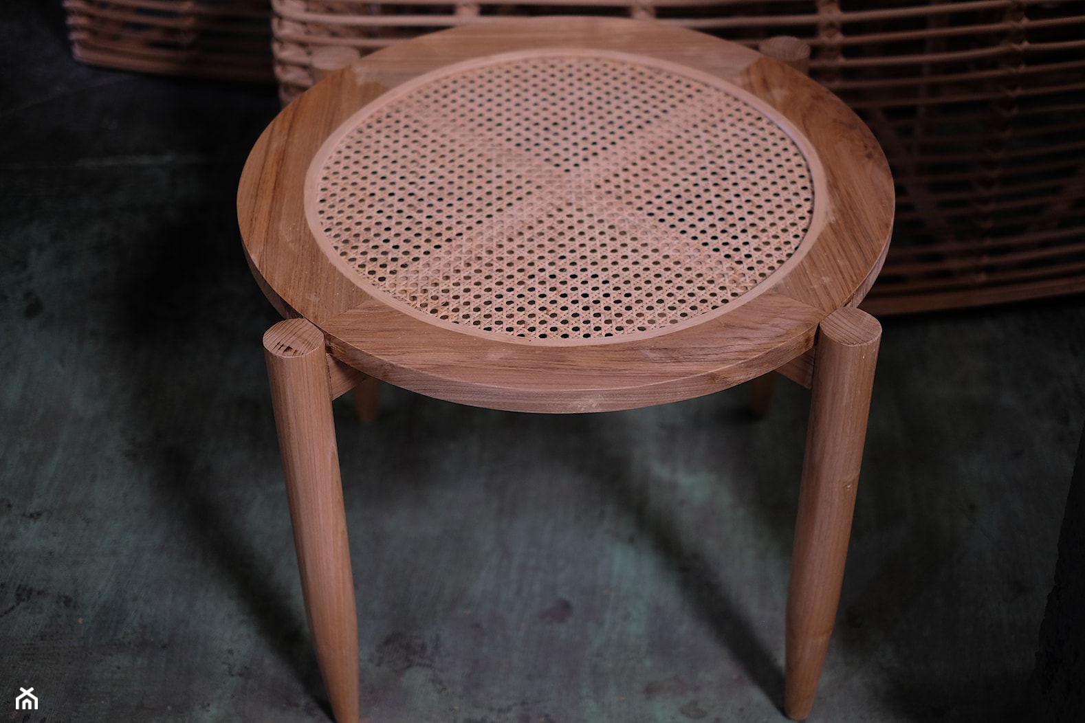 Drewniany stolik z rattanem - zdjęcie od Kubikon - Homebook