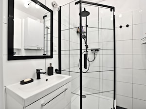 Czarna kabina prysznicowa pięciokątna - zdjęcie od KlamkaZapadła