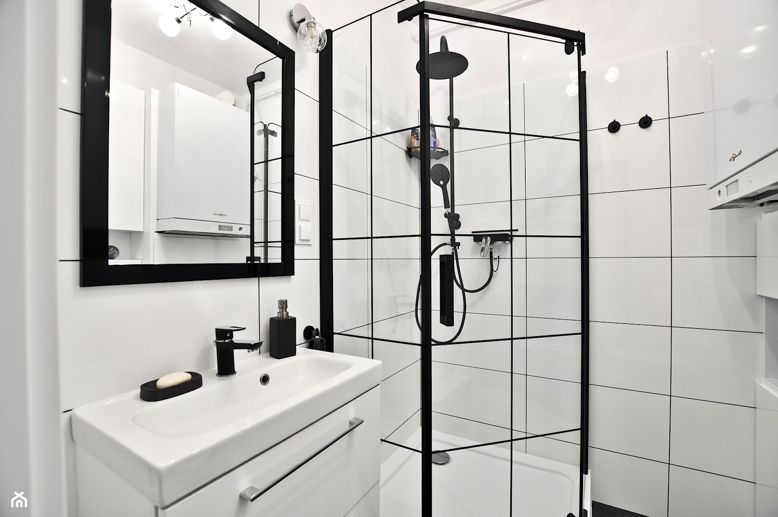 Czarna kabina prysznicowa pięciokątna - zdjęcie od KlamkaZapadła - Homebook