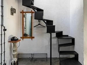 Loftowe wnętrze w starej kamienicy w Poznaniu - Schody, styl industrialny - zdjęcie od funkcjaformy