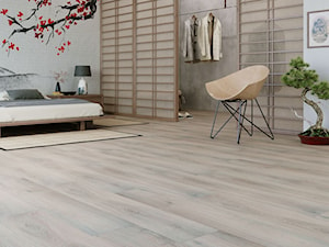 Panele winylowe na ogrzewanie podłogowe - Duża biała szara sypialnia z garderobą, styl minimalistyczny - zdjęcie od ARBITON FloorExpert